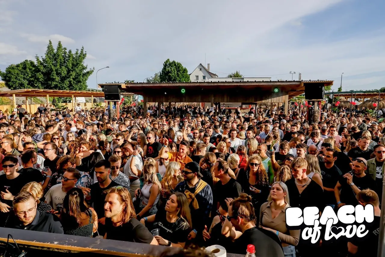 Ausgelassene Menge vor der Bühne unter freiem Himmel auf Hip Island